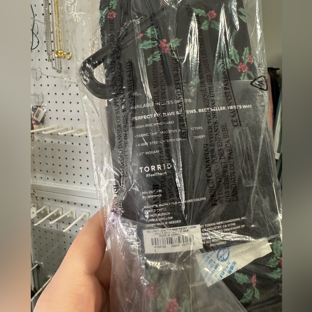 TORRID Full Length Holly Leaf Leggings Size 1X Signature Waist Pocket Black NEW - Picture 6 of 6